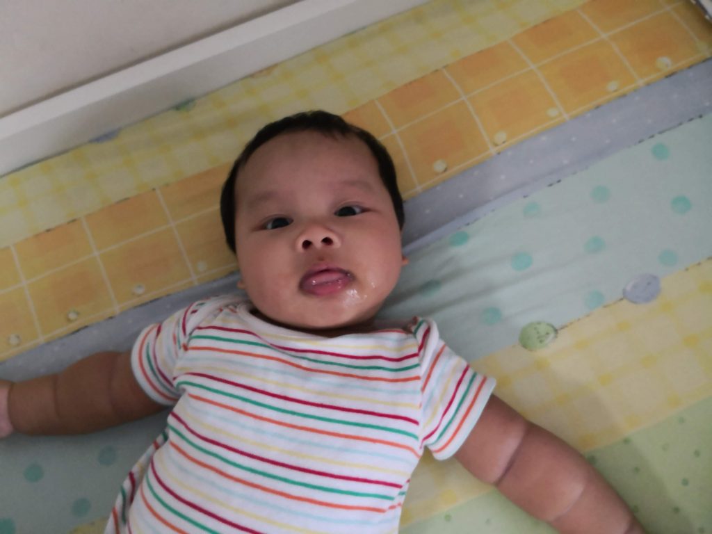 3 month old baby discovers tongue